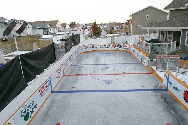 awesome-outdoor-backyard-rink-during-the